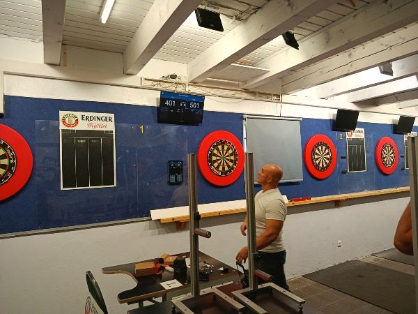 Spielhalle mit Boards und Mitgliedern