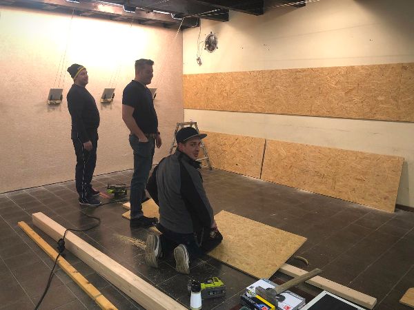 Zwei Mitglieder bei Arbeiten in der Halle