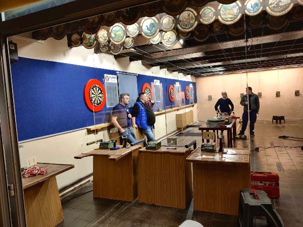 Blick in den Clubraum mit Tresen