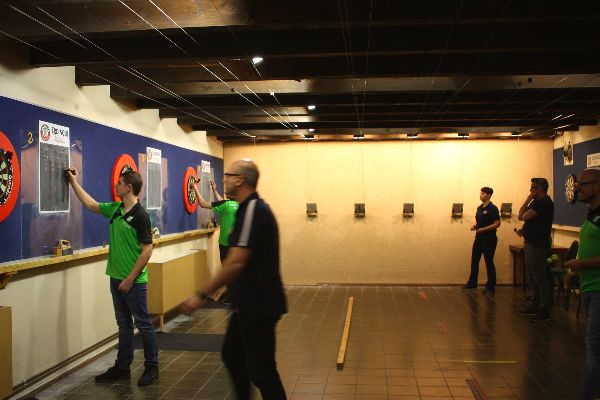 Mitglieder an den Boards in der Halle