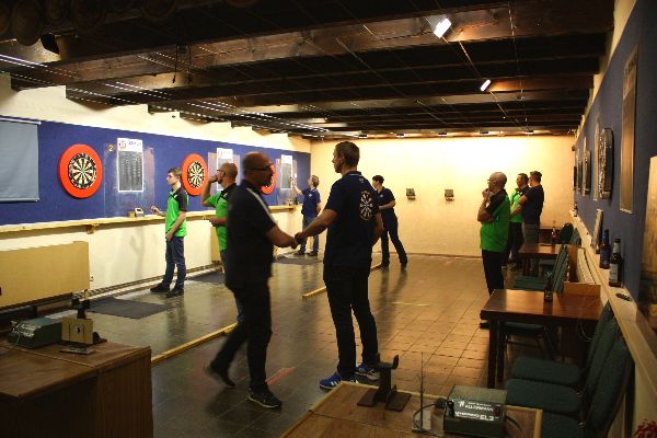 Mitglieder beim Spiel in der Halle