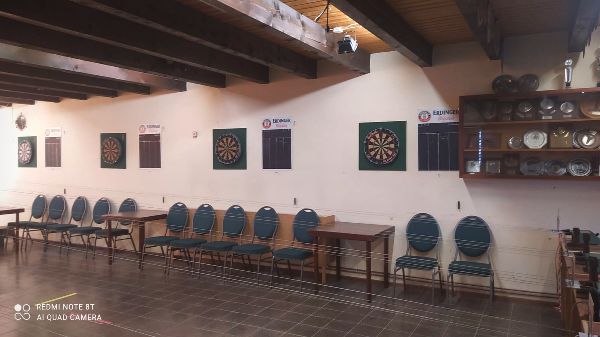 Leere Spielhalle mit Boards und Tischen