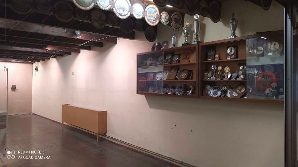 Wand mit Boards und Schautafeln