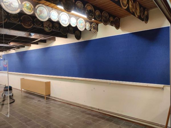 Spielhalle mit blauer Wand