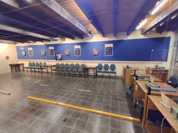 Clubraum mit Tischen und Bestuhlung