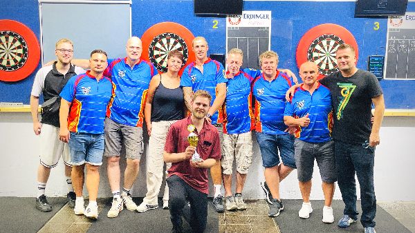 Gruppenbild der Mitglieder und Gäste vor den Dartboards