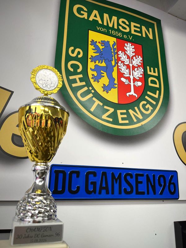 Pokal vor dem Gildewappen und dem Vereinsschild DC Gamsen 96