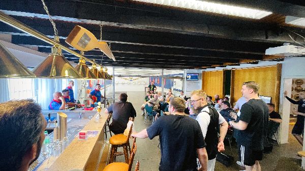 Gut gefüllter Clubraum während des Turniers zum 30. Jahrestag