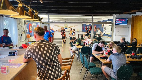Gäste am Tresen des Clubraums