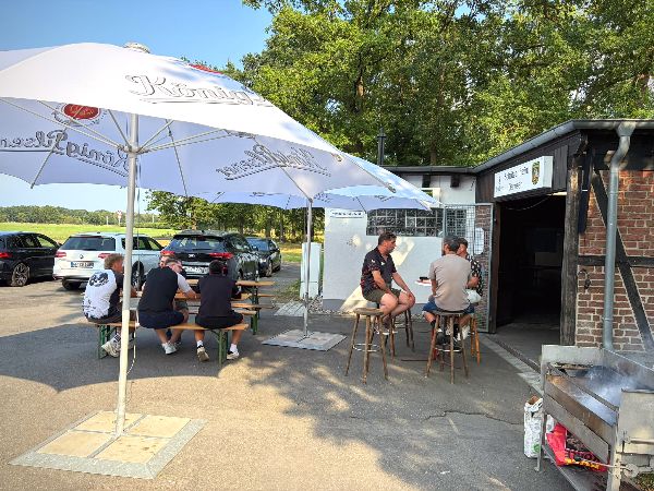 Sonnenschirme und Sitzgelegenheiten vor dem Schützenheim