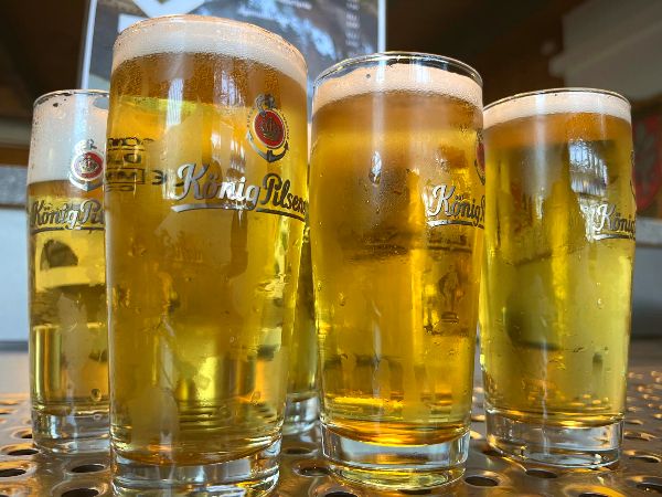 Frisch gezapfte Biergläser für die Gäste des Turniers zum 30. Jahrestag