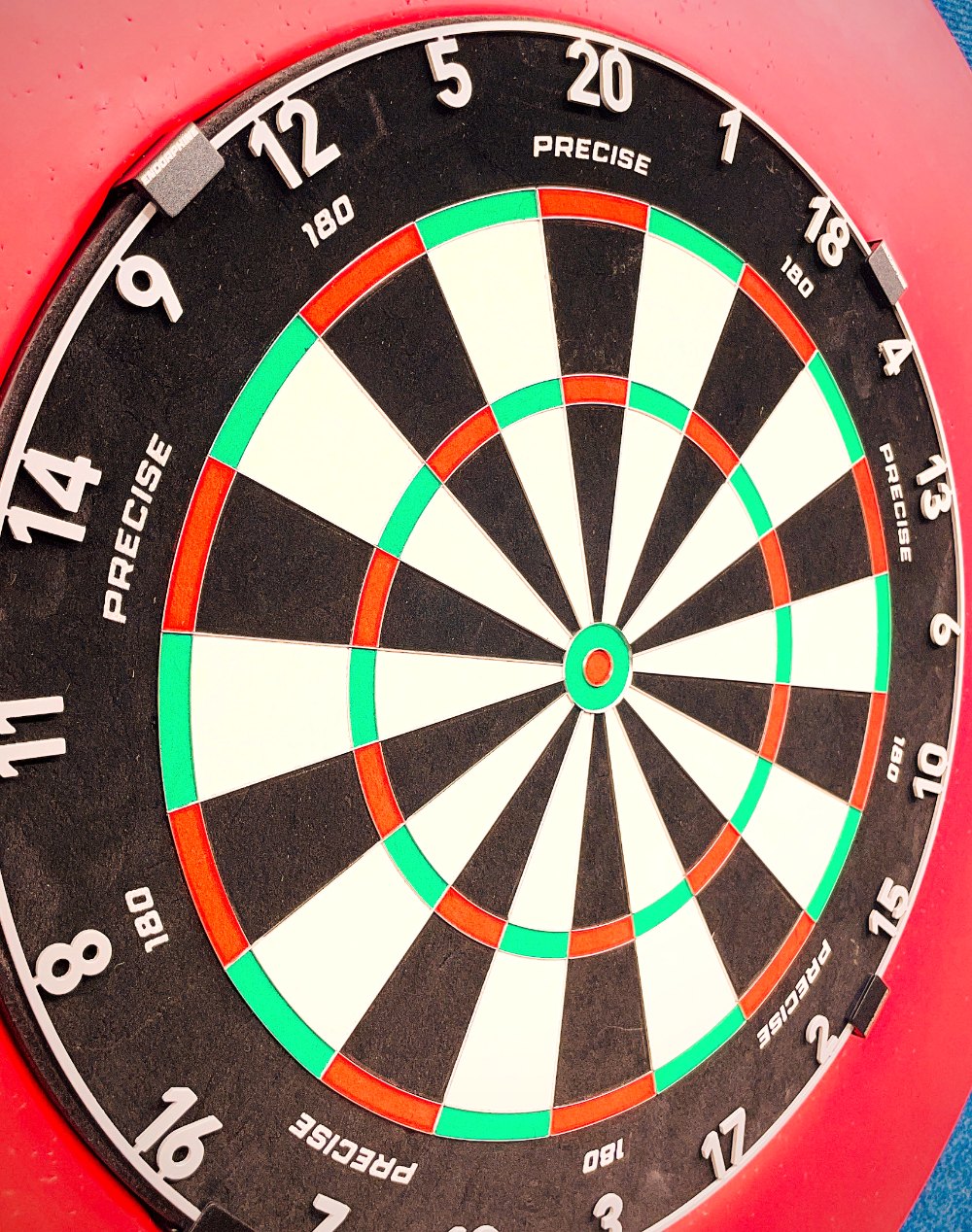 Turnierboard der Marke Precise180 mit rotem Surround im Schützenheim Gamsen