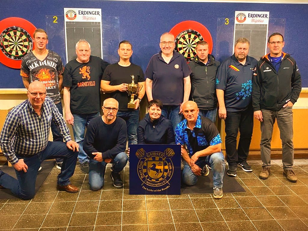 Mannschaftsfoto des B-Teams vom Dartclub Gamsen 1996 mit Pokal und Vereinsbanner